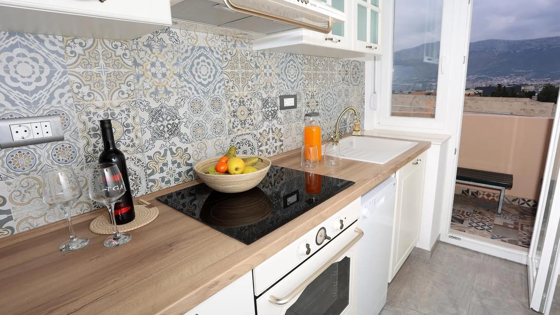 Sunsetview Apartment With Balcony Σπλιτ