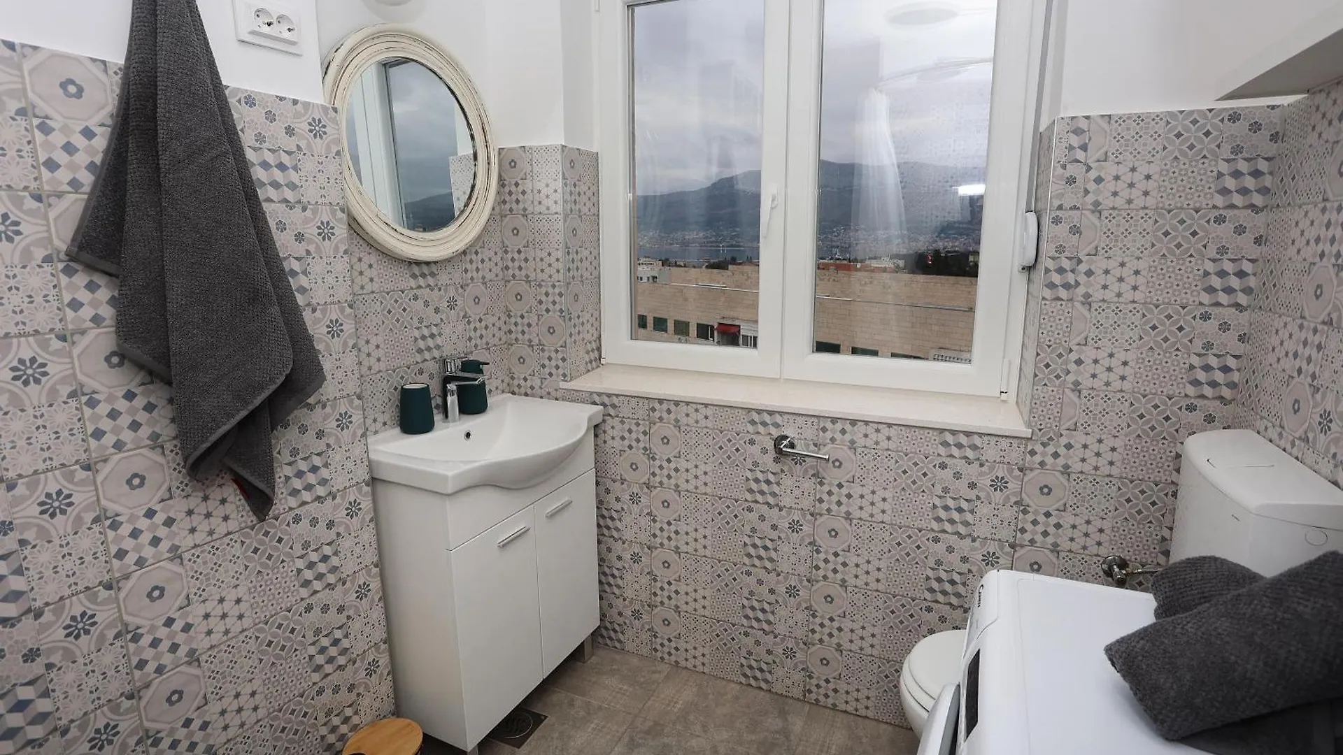 Sunsetview Apartment With Balcony Σπλιτ