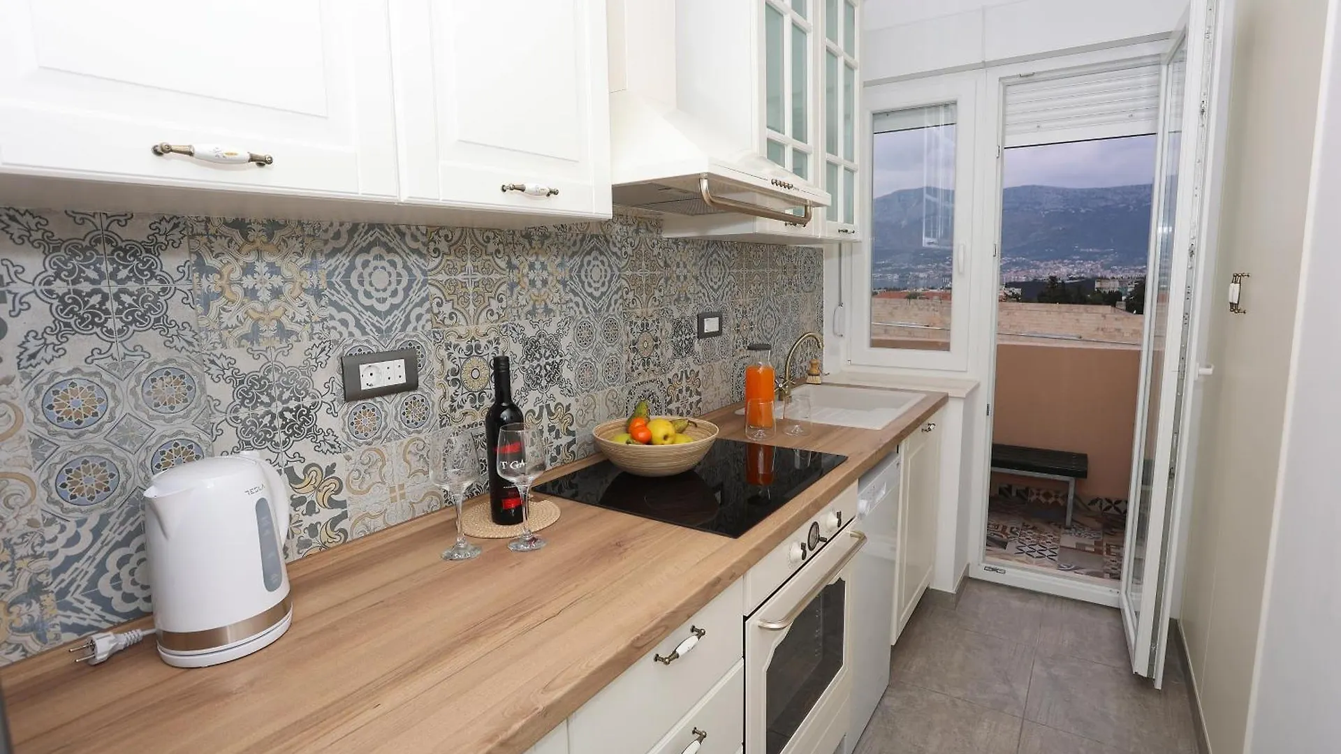 Sunsetview Apartment With Balcony Σπλιτ